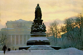 Памятник Екатерине Великой (на заднем плане здание Александринского театра)